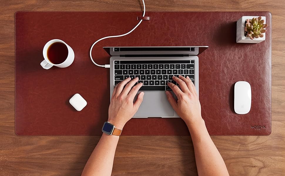 Шкіряний килимок для столу Nordik (Sattelbraun), великий органайзер для кабелів та преміум підкладка під мишу з екошкіри та фетру, 89,9 x 43,2 см, колір коньячний