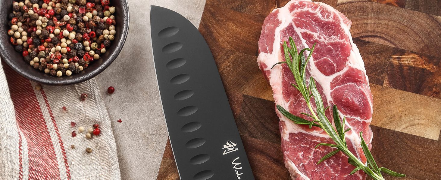 Набір кухонних ножів Wakoli Titanium Noir (5 предметів) з бруском - професійний набір ножів з титанового покриття, нержавіюча сталь, чорний, магнітний бруск, включає ніж Сантоку