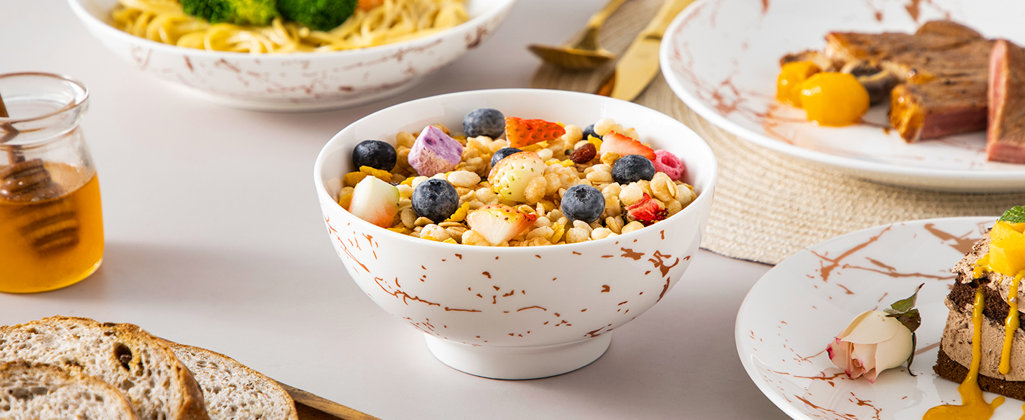 LOVECASA Сервіз столовий порцеляновий Daphne SWEET, 24-частинний набір, 6 персон. Сервіз з золотим декором: тарілки для їжі, десертні тарілки, миски для каші та супові тарілки.