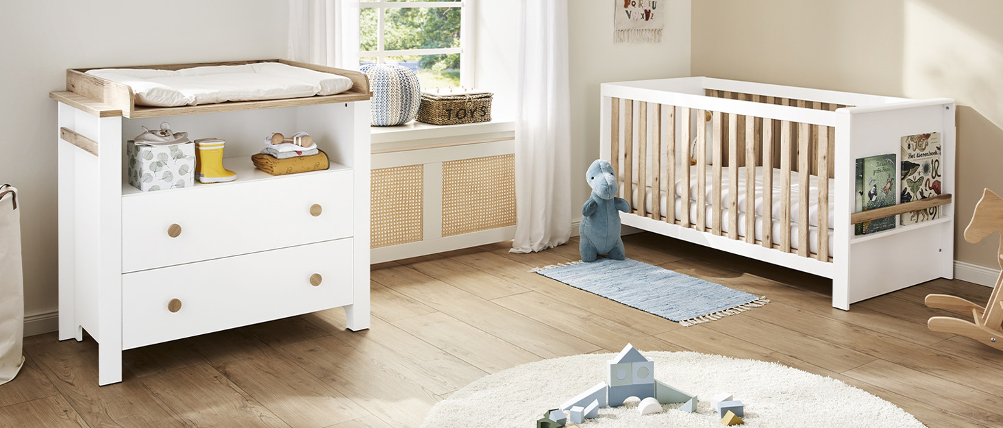 PINOLINO Столик для переодягання ляльок Marit, дерев'яні меблі для ляльок, скандинавський стиль, білий, з блискучим лаком, з пелюшкою, 2 дверцята, 1 полиця, для дітей від 2 років, 52x40x59 см