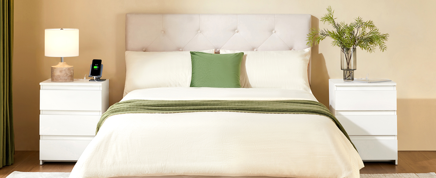 Нічний столик Yaheetech з 3 висувними ящиками, 2 розетками AC та 2 USB-портами, для спальні/вітальні