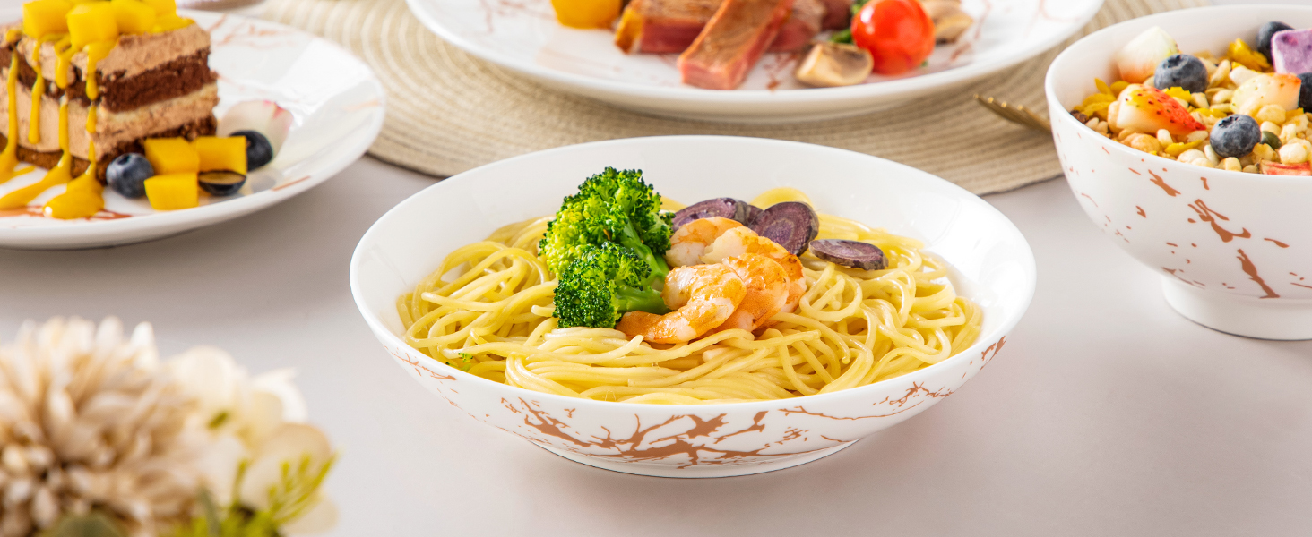 LOVECASA Сервіз столовий порцеляновий Daphne SWEET, 24-частинний набір, 6 персон. Сервіз з золотим декором: тарілки для їжі, десертні тарілки, миски для каші та супові тарілки.