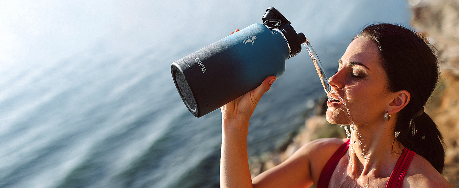 Термобутилка Coolflask 2Л зі сталі нержавіюючої з соломинкою та 3 кришками, вакуумний ізольований спорт-флакон для води та офісу, герметична, колір Indigo Black
