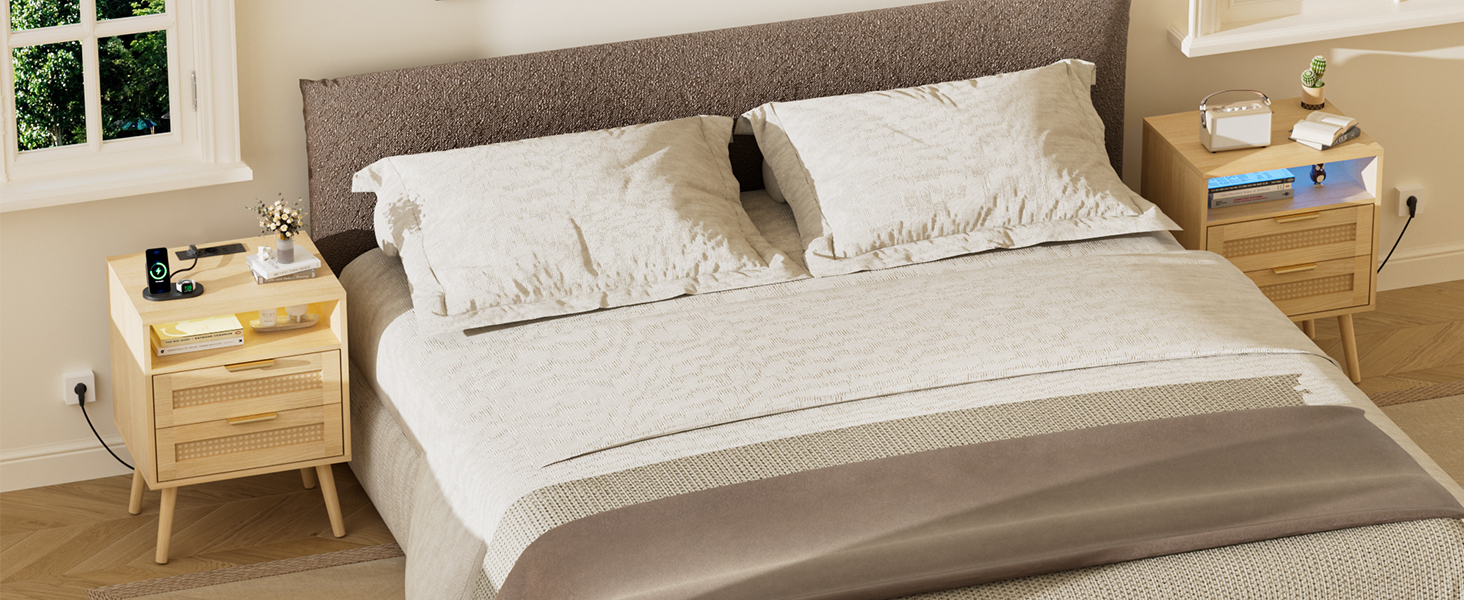 Набір з 2 приліжкових тумбочок з ротангу, LED-підсвічуванням, розетками, регульованим кольором, з відкритим простором та 2 висувними ящиками з ротангу, масивні дерев'яні ніжки, колір дерева (2 шт.)