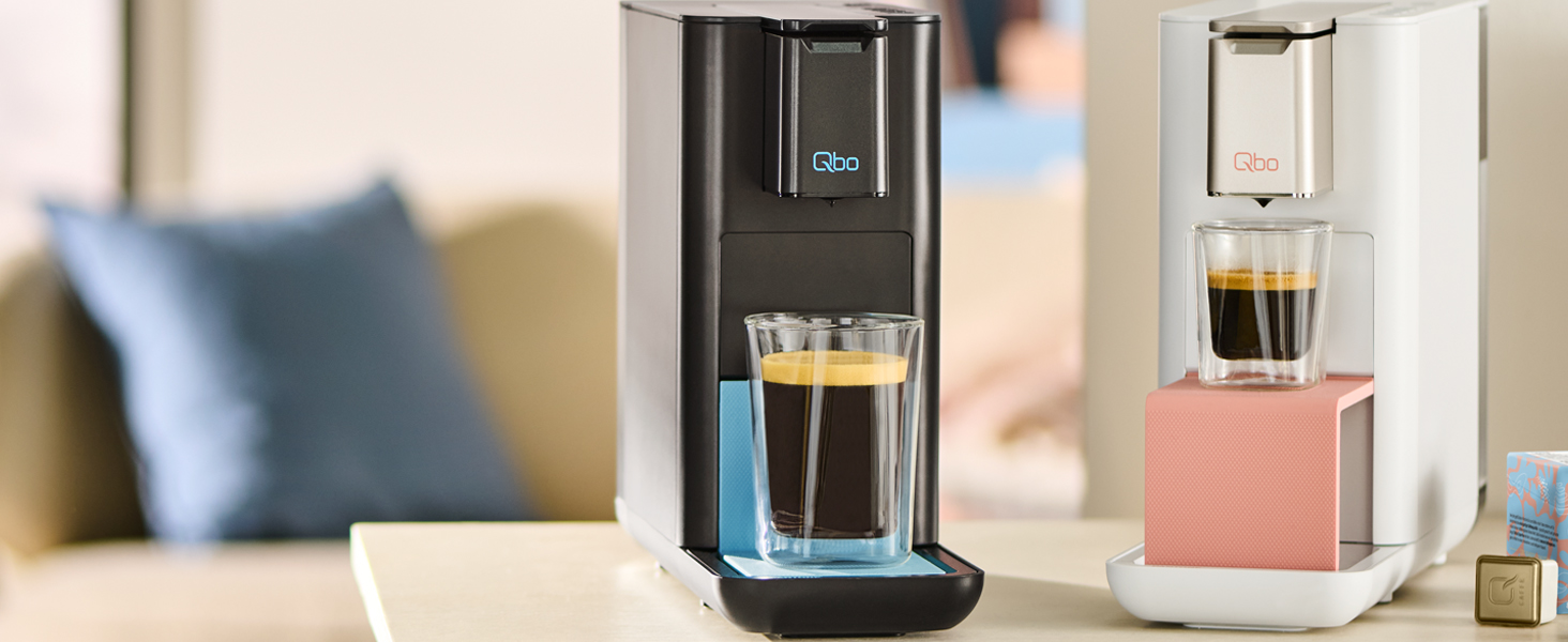 Кавомашина Tchibo Qbo ICONIC Pantone™ Premium з 16 капсулами для еспресо, кави та кави Grande, компактний інноваційний дизайн, колір Sky Blue + 16 капсул