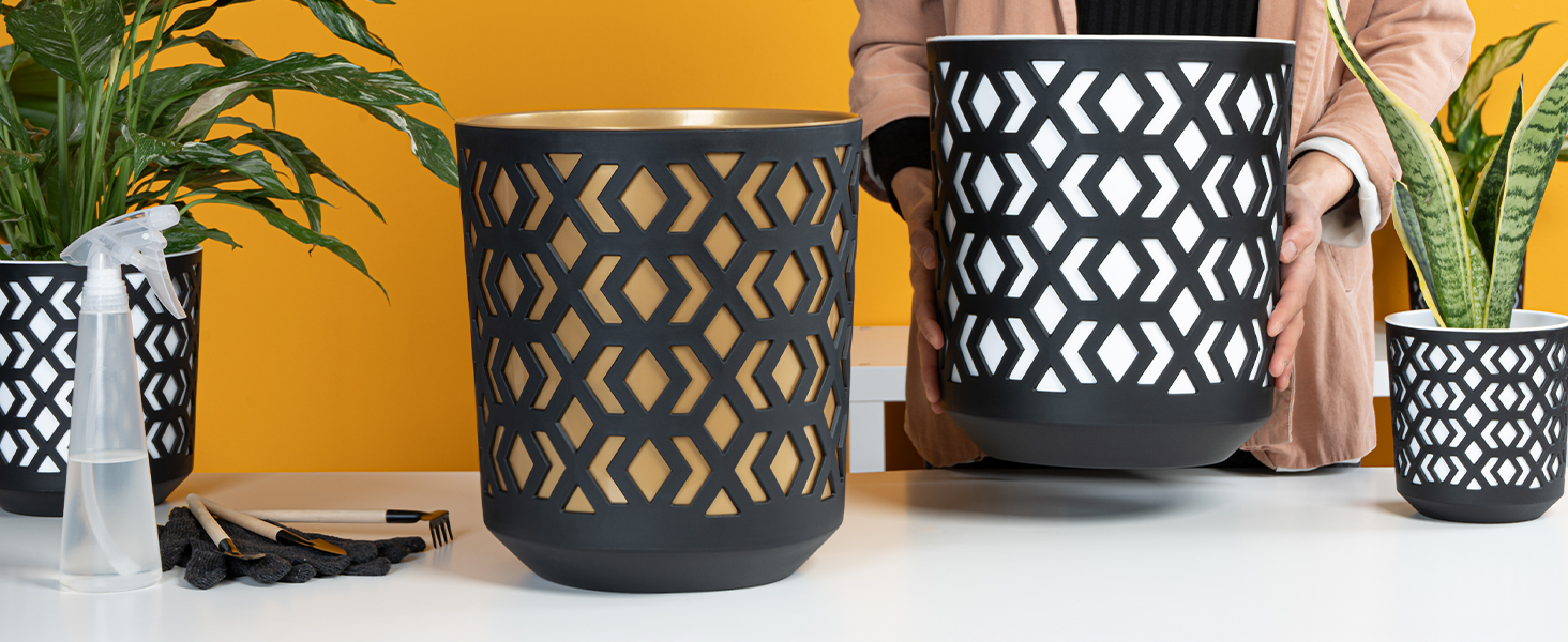 Квітчанка KONZEPT 30 см, 12 л, пластик, для дому та балкону, чорно-золота