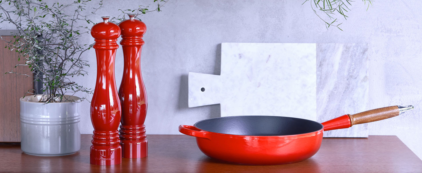 LE CREUSET сковорода жаровня з чавуну з дерев'яним ручками 28 см, колір 'Огневий Рубін'