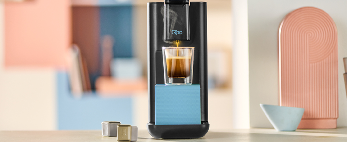 Кавомашина Tchibo Qbo ICONIC Pantone™ Premium з 16 капсулами для еспресо, кави та кави Grande, компактний інноваційний дизайн, колір Sky Blue + 16 капсул