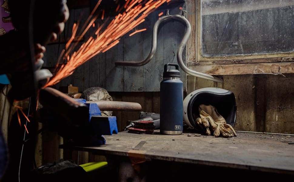 Термос YETI Rambler з кришкою Chug, чорний, 1 літр (36 oz)