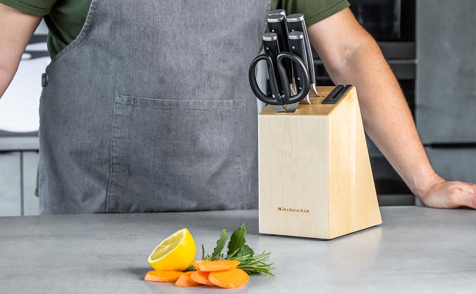 Набір кухонних ножів KitchenAid Gourmet: 5 ножів, ножиці, точилка, чорні ручки, японська сталь