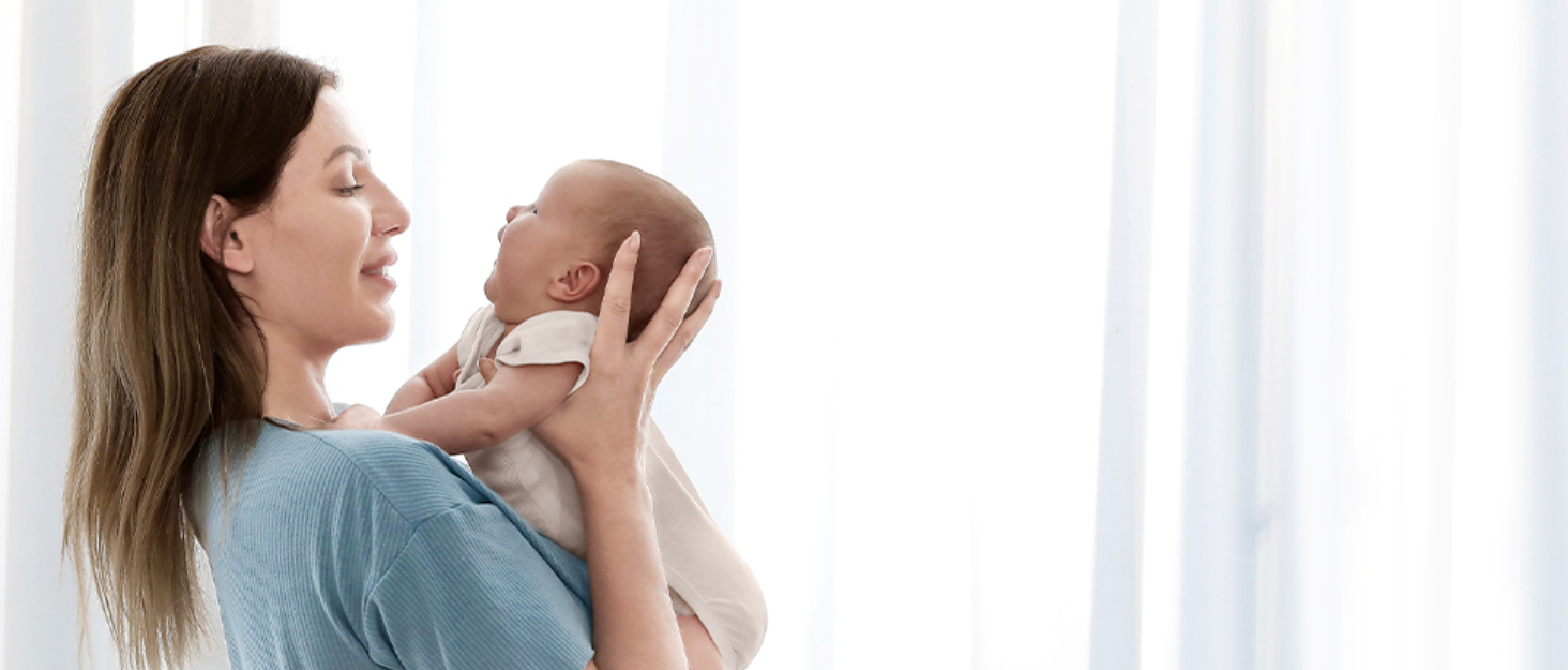 Дитяче ліжко-приліжкове 3 в 1 з м'яким матрацом, безпечне та універсальне, 7 положень по висоті, відкидна боковина з колесами для дому та подорожей