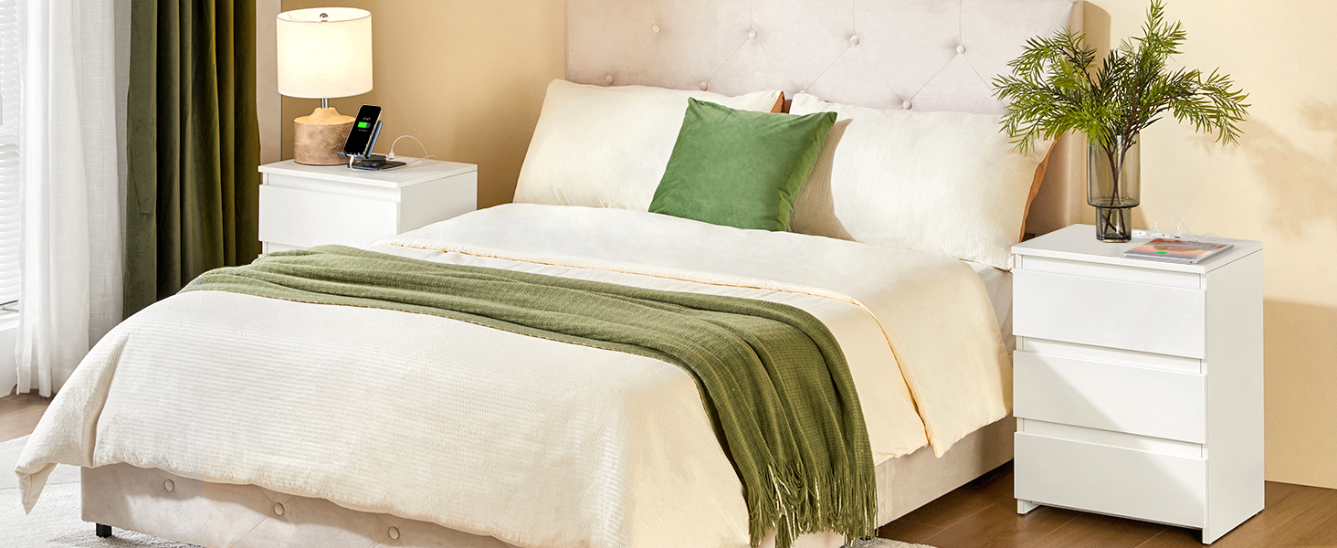 Нічний столик Yaheetech з 3 висувними ящиками, 2 розетками AC та 2 USB-портами, для спальні/вітальні