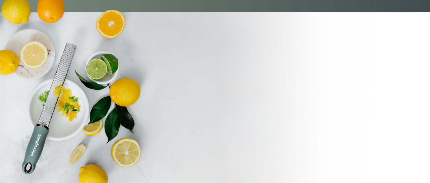 Тёрка Microplane® Fein для сыра, цитрусовых, чеснока, чили, корицы и мускатного ореха, черная, с лезвиями из нержавеющей стали - Made in USA. Тонкая режущая кромка.