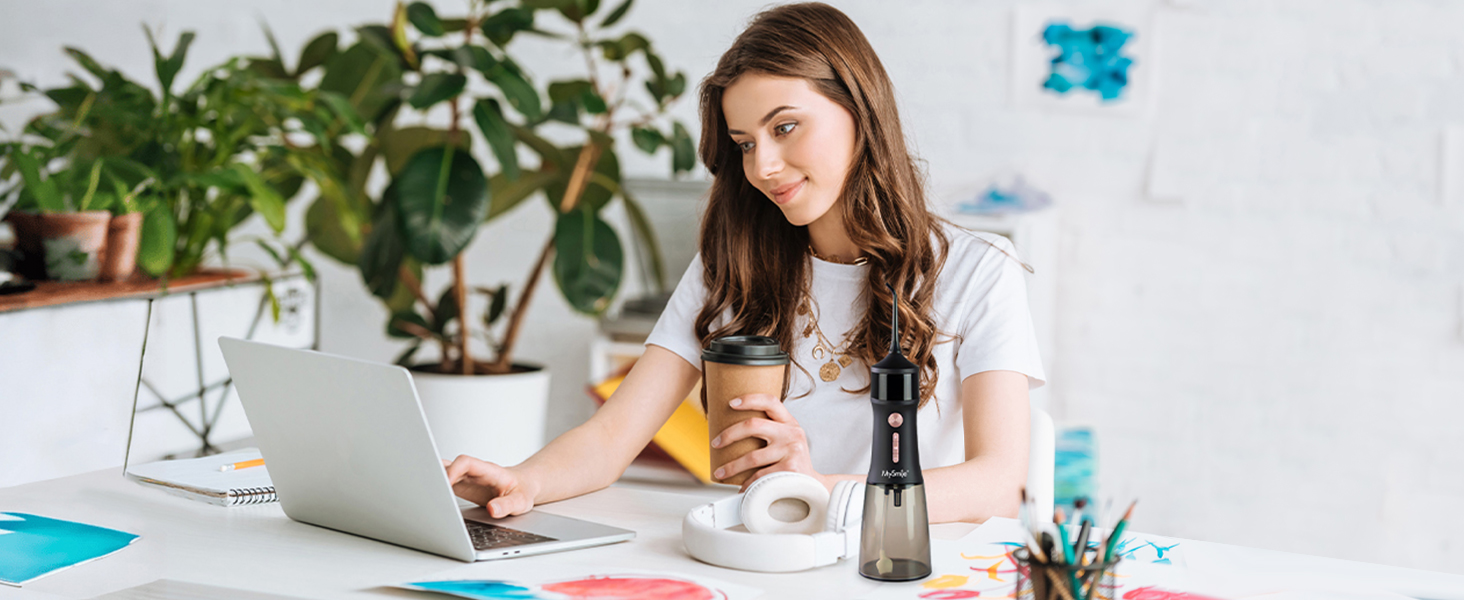 MySmile LP221: Бездротовий ірigator для зубів з UVC стерилізацією, 335 мл, OLED-дисплей, 4 режими, 8 насадок, для дому та подорожей, чорний