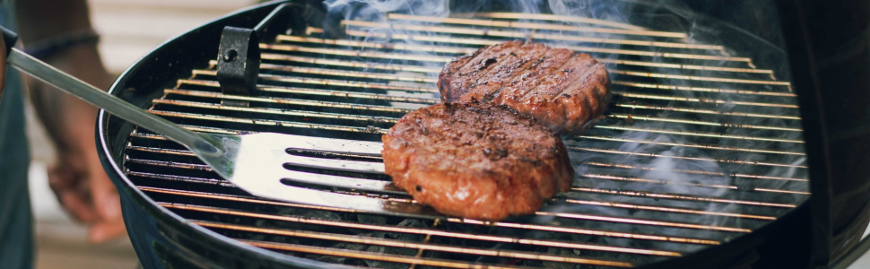 Набір аксесуарів для гриля Mastercook: сталевий кейс з щипцями, виделкою, шпателем та щіткою