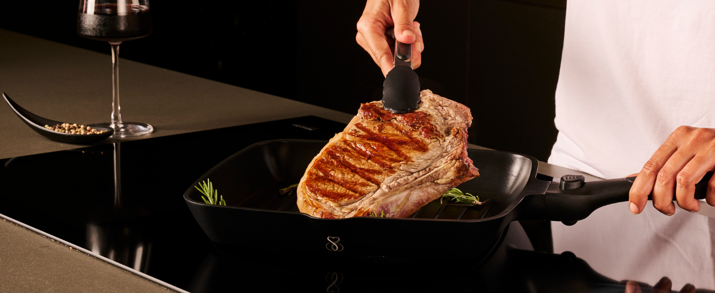 Квадратна сковорода-гриль Stone&Stone 28x28 см | Професійна сковорода для стейків | Німецьке антипригарне покриття GREBLON C3+ без PFOA | Знімна ручка | Підходить для індукційних, газових плит та духовки | Для приготування барбекю з щипцями 28 см