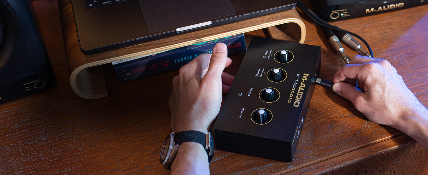 Аудіоінтерфейс M-Audio M-Track Duo для запису, стрімінгу та подкастів - 2 XLR/Line входи, 192kHz, з програмним забезпеченням