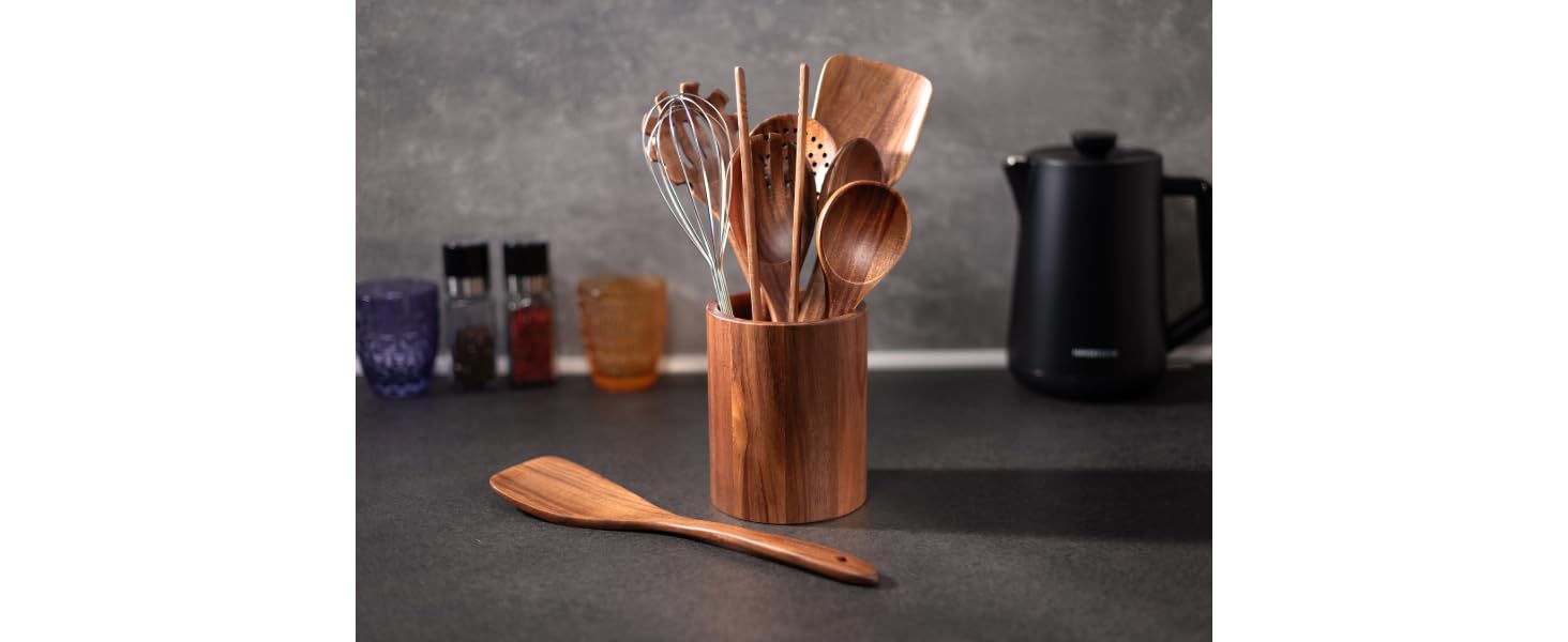 Набір кухонних помічників з дерева (9 предметів): щипці для гриля, вінчик, лопатка, ложка, шумовка. Матеріал: теак.
