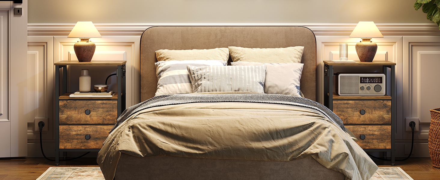 Нічний столик з підзарядкою, тумбочка з 2 шухлядами, приліжний столик з USB-портами та полицями, для вітальні, спальні, вінтажний коричневий та чорний XET02CBRY1