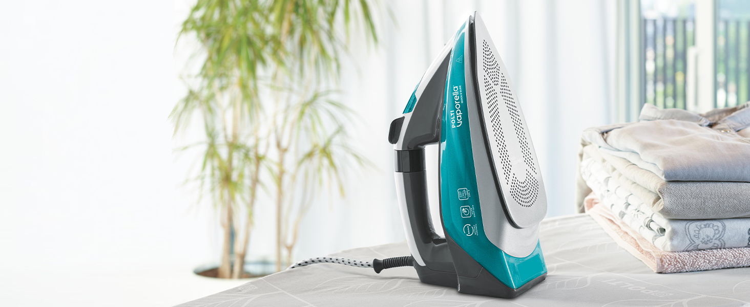 Відпарювач для одягу Polti Vaporella Quick&Slide Qs220 з цифровим дисплеєм та професійною підошвою Pro-Steam, 2400 Вт, 250 г/хв