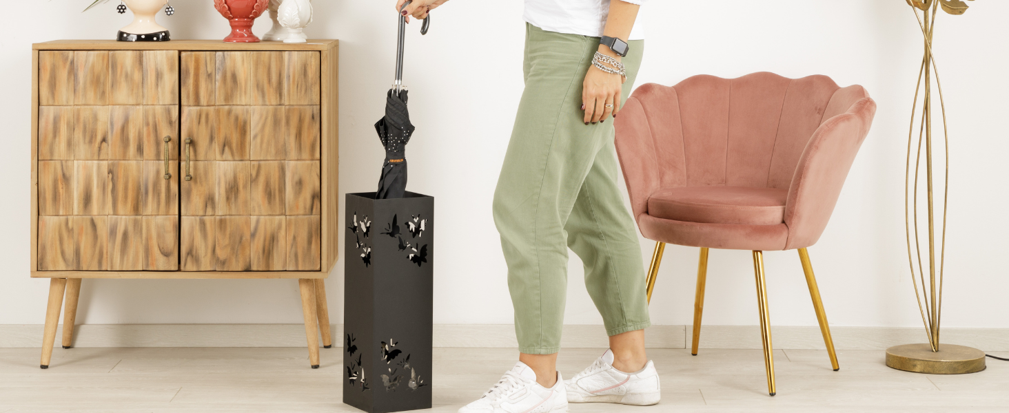 Підставка для парасольки Baroni Home з сучасним дизайном, чорна, з металу, з декоративною різьбою у вигляді метеликів, з гачками та висувним підносом. Підходить для вітальні, коридору та офісу. Розміри: 15,5x15x9 см