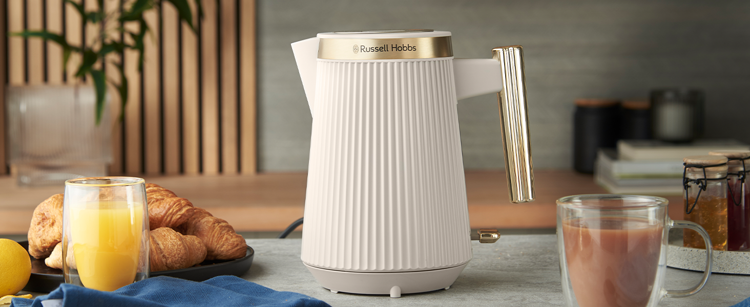 Електричний чайник Russell Hobbs Brontë Stone 1.7L, 2400W з матовим дизайном та золотистими акцентами