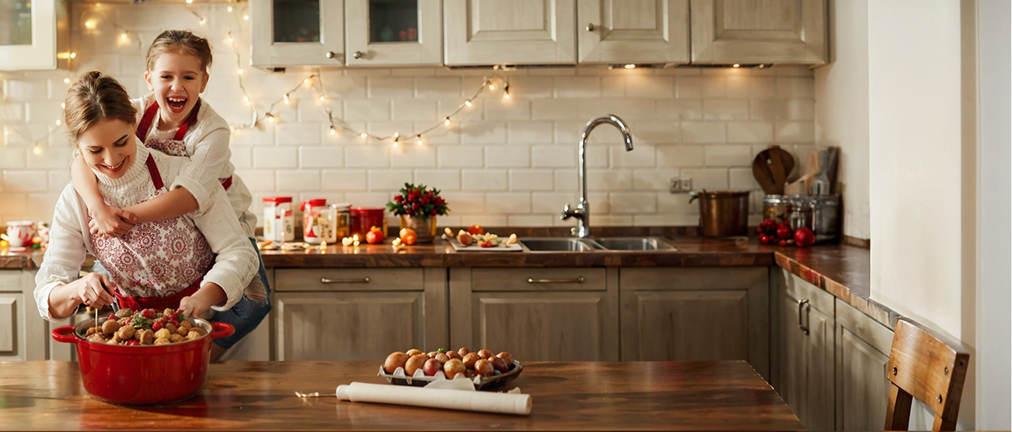 Чавунна каструля-гульяш Overmont з емалевим покриттям, 26 см, 5.2 л, перламутрово-біла, з кришкою та кулінарною книгою, підходить для духовки