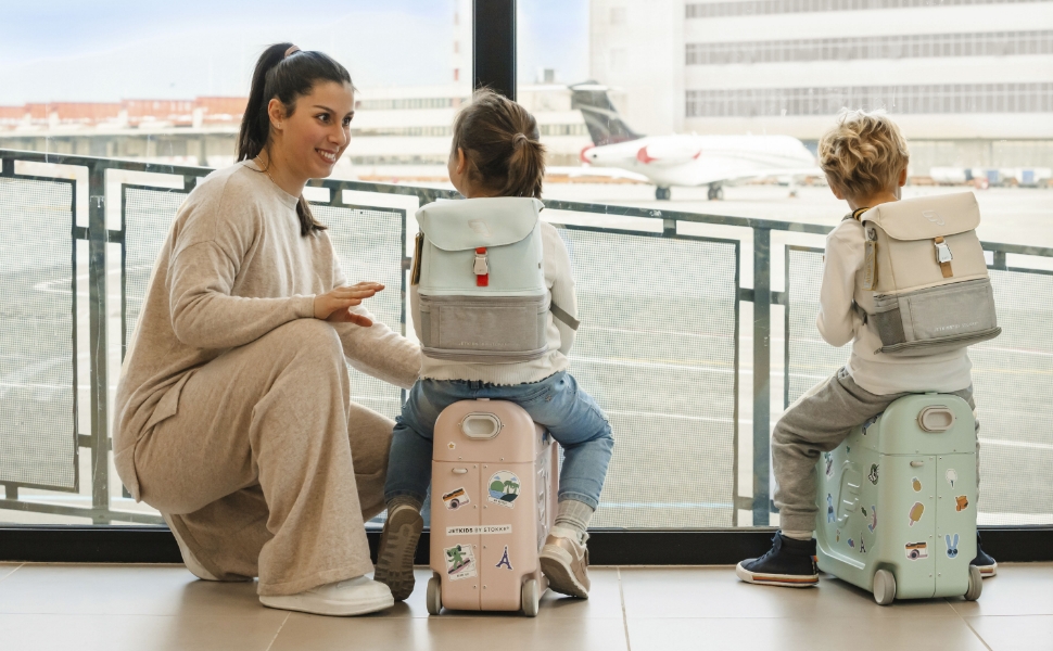 Дорожній набір Stokke JetKids, - включає дорожню валізу та дитяче ліжечко регульований, легкий та розширюваний рюкзак екіпажу - Найнеобхідніші речі для подорожей для дітей - Ідеально підходить для дітей віком від 3 до 7 років (чорний)