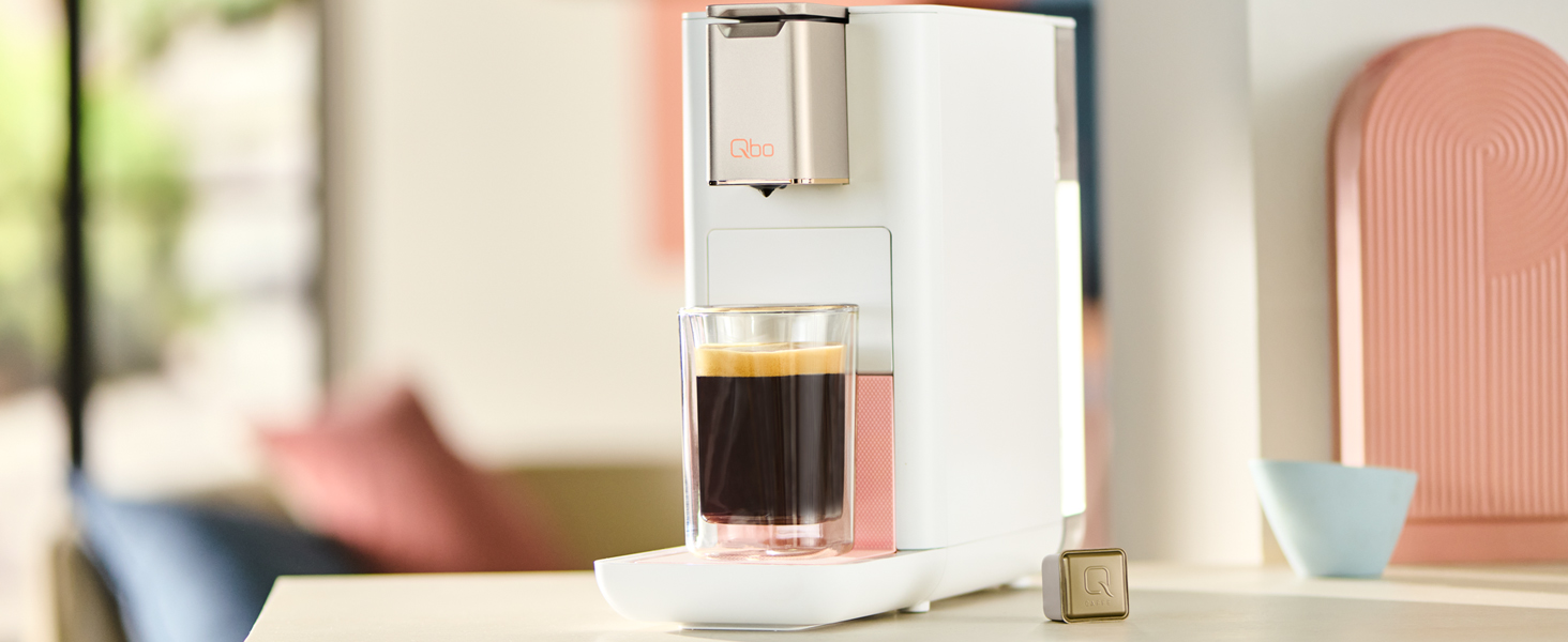 Кавомашина Tchibo Qbo ICONIC Pantone™ Premium з 16 капсулами для еспресо, кави та кави Grande, компактний інноваційний дизайн, колір Sky Blue + 16 капсул