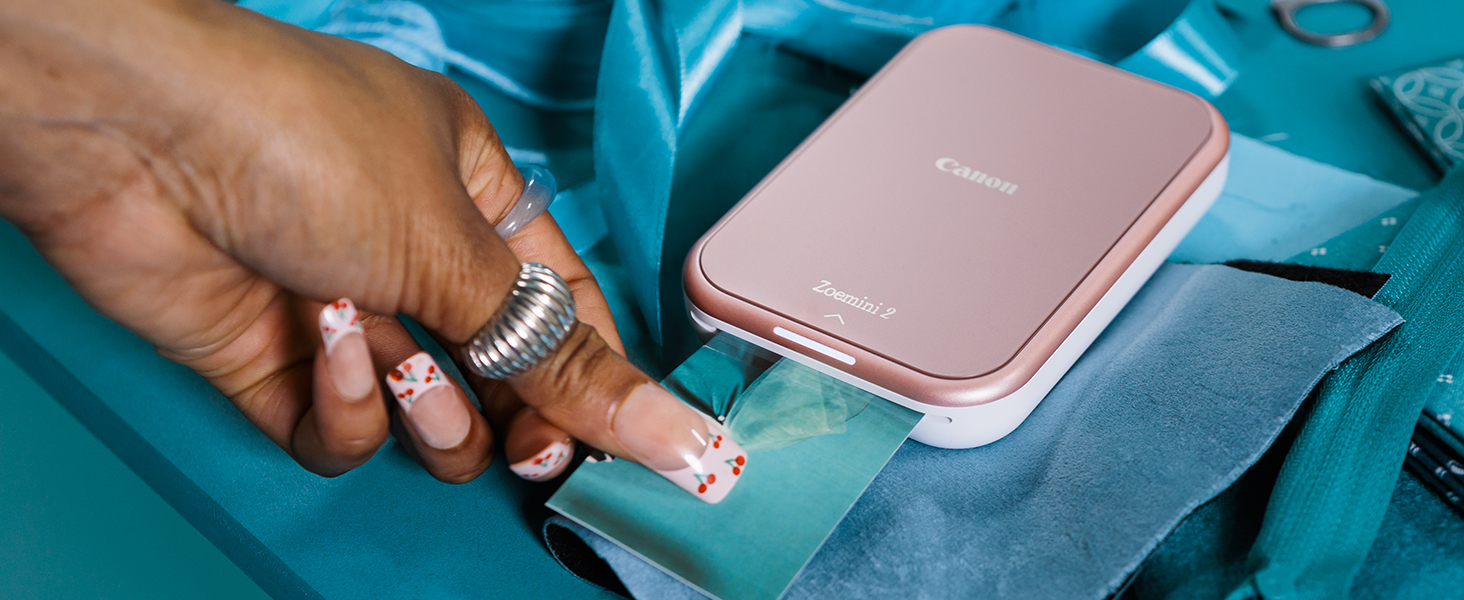 Canon Zoemini 2 Marineblau: Міні-принтер для фотографій, мобільний, компактний, з вбудованим акумулятором. Друкує фото 5x7,6 см зі смартфону/планшету. У комплекті: 20 шт. Zink паперу та 10 шт. круглих наліпок.