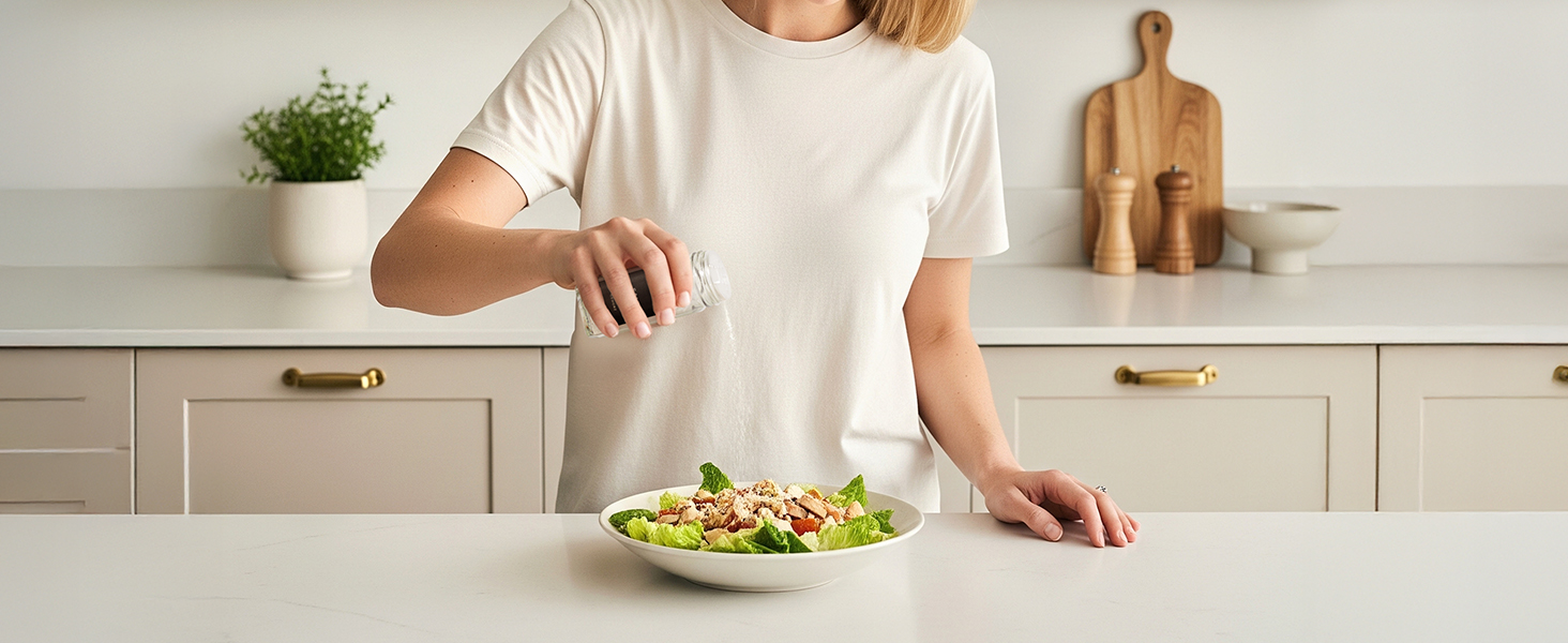 Набір скляних баночок для спецій кутовий (24 x 120 мл) з бамбуковими кришками. Включає ситечко для сипучих продуктів та 240 етикеток. Організатор спецій, 11x4,5 см.