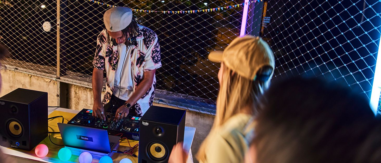 Hercules DJSpeaker 32 Party – Активні монітори для DJ, 2x15 Вт RMS, з вбудованими світловими ефектами, Чорні