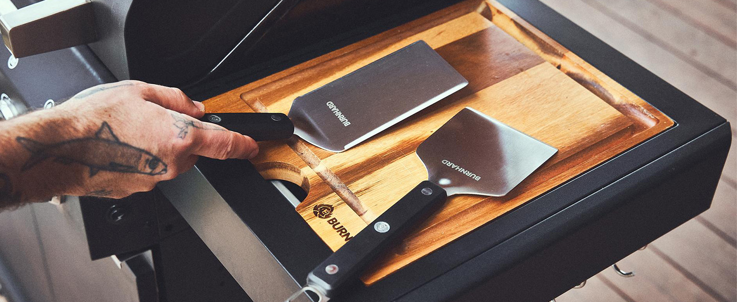 Набір гриль-посуду BURNHARD 5 предметів, 42 см, акацієве дерево, нержавіюча сталь. Комплектація: щипці, лопатка, виделка, щітка, знімач нагару.