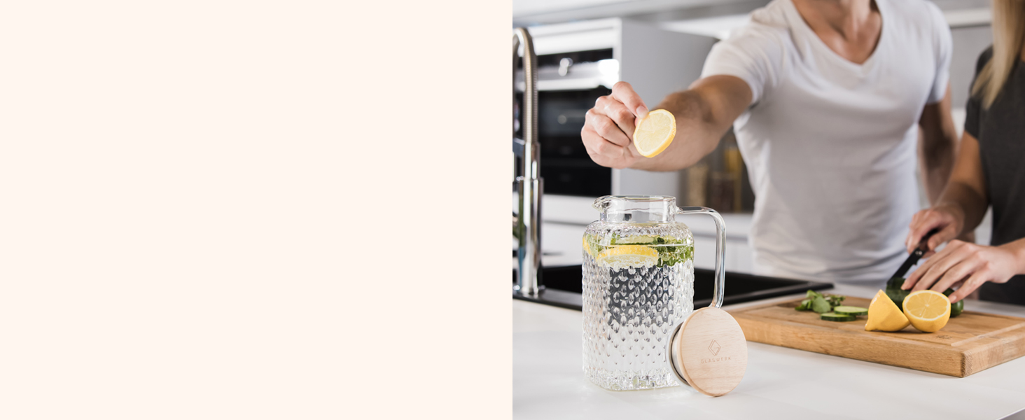 Скляна карафа з кришкою та ситом (1,5 л) - глечик для води з кришкою, з міцного боросилікатного скла