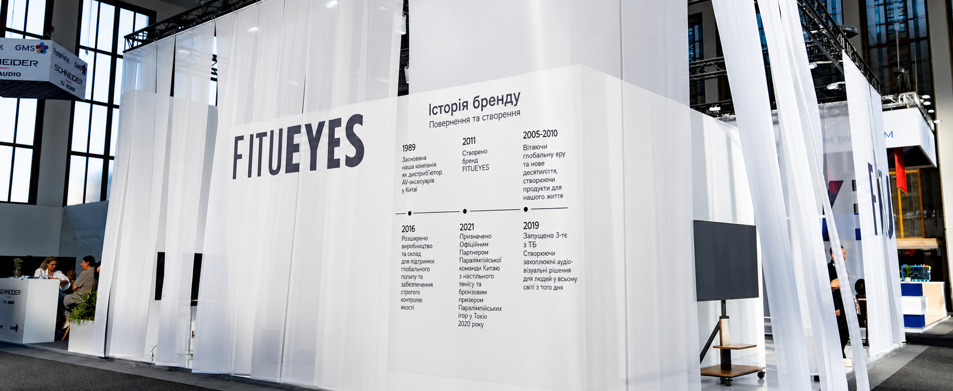 Мобільна TV підставка FITUEYES Design для 24-48'' з колесами, обертанням 90°, компактна, для офісу, спальні, вітальні, натуральне дерево